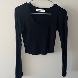 PAXTON - S. Black fitted scooped neck